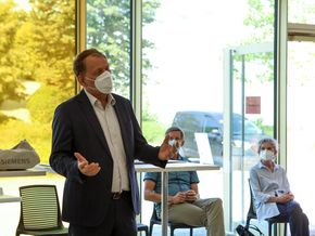 Der Schulleiter begrüßte die Abiturienten und Abiturientinnen mit einem Grußwort. 
