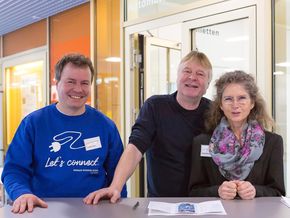 Lehrkräfte geben Auskunft auf Fragen der Gäste.