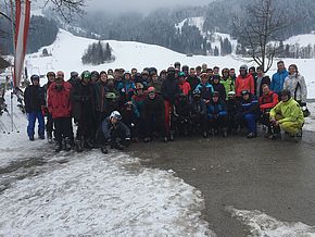 Skischullandheim Wildschönau: Unsere Gruppe vor der Unterkunft.