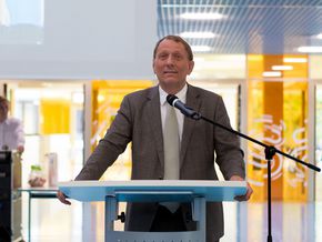 Der Schulleiter hielt eine wertschätzende Begrüßungsrede. Der Schulleiter hielt eine wertschätzende Begrüßungsrede.