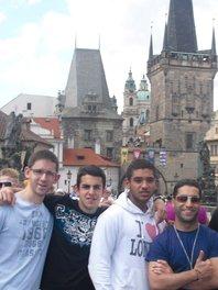 Prag: Auf der Karlsbrücke Blick von der Karlsbrücke auf die Altstadtseite von Prag.