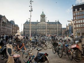 Fahrräder sind das verbreitete Verkehrsmittel in Amsterdam. 
