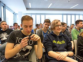 Die Schüler erhalten weiteres Material zur Ansicht.