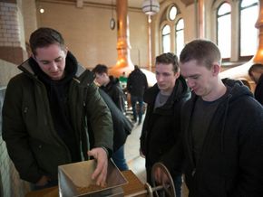 Schüler begutachten eine Getreideprobe in der Heineken Experience