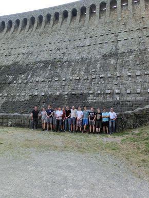 Die Teilnehmer vor der Staumauer der Schwarzenbachtalsperre.