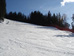 Skischullandheim Wildschönau: Menschenleere Piste bei Sonnenschein.