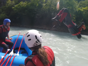 Beim Rafting durften actionreiche Stunt-Sprünge ins kalte Nass nicht fehlen.