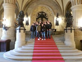 Auf dem roten Teppich im Rathaus.