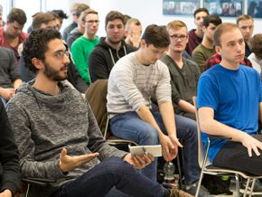 Die Schüler diskutierten eifrig mit. 