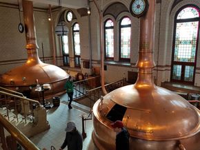 Blick auf die Braukessel der historischen Brauanlage in der Heineken Experience