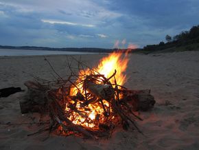 Swansea: Lagerfeuer am Strand