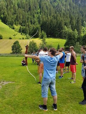 Wir bewiesen unser Können beim Bogenschießen.