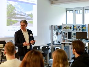 Zahlreiche Besucher bei der Informationsveranstaltung der Fachschule für Technik. 