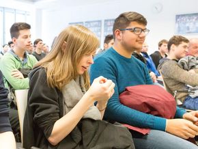 Herr Wenzel hat Anschauungsmaterial mitgebracht, das die Schüler begutachten.