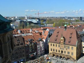 Blick von der Kilianskirche auf das Rathaus Heilbronn.