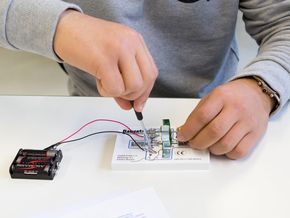Mit Unterstützung der Lehrkräfte konnte jeder Gast seinen eigenen Elektromotor bauen.