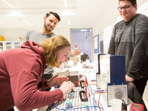Die Gäste können Praxisbeispiele aus der Elektrotechnik hautnah erleben. 
