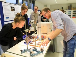 Schüler erklären ihre Projekte.