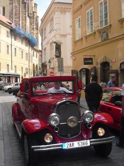 Prag: Hradschin, Oldtimer Roter Oldtimer fährt durch die Gassen des Hradschin.