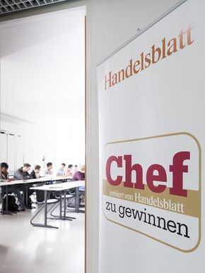 Schüler im Klassenraum folgen den Ausführungen von Olaf Müller und diskutieren mit ihm.