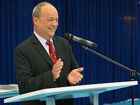 Der Leiter der Abteilung berichtet aus der Ausbildungszeit und von den Schülerleistungen.