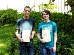 Eine besonders herausragende Leistung erzielten Johannes Lang und Jens Grabmeier mit einem Abiturschnitt von 1,0.