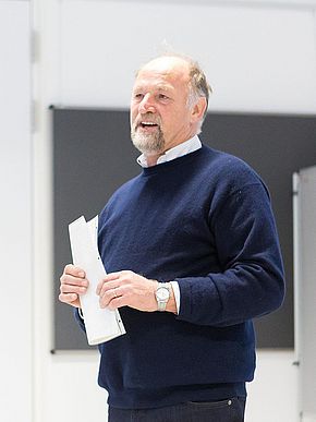 Einer der anwesenden Lehrer von Herrn Wenzel bedankt sich auch im Namen der Schüler.