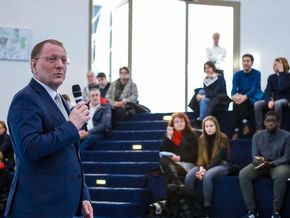 Der Schulleiter begrüßte die Gäste in der voll besetzten Aula. 