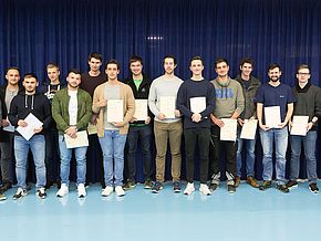 Schüler erhalten Belobigungen für besondere Leistungen.