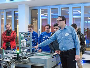 Ein Mitglied des Teams "Internet der Dinge in der Produktion" zeigt, worum es geht.