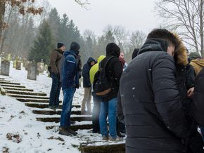 Beim Besuch des jüdischen Friedhofs in Buttenhausen setzte ein Schneesturm ein. 