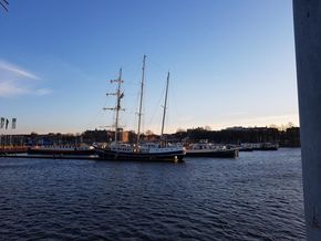 Wasser, Boote und ein weiter Himmel 
