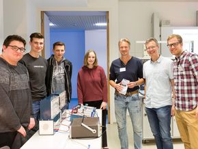 Schüler und Lehrkräfte stehen zu persönlichen Beratungsgesprächen bereit.