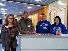 Lehrkräfte informieren die Besucher über die Bildungsangebote der Schule.