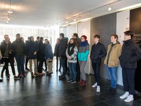 Die Schüler im Dokumentationszentrum der Gedenkstätte Grafeneck.