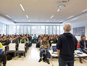 Jens Wenzel berichtet den TG-Schülern über seinen Werdegang