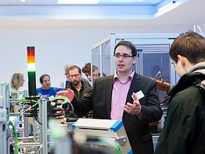 IT-Könner stellen die Lernfabrik der WSS vor. 