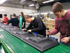 Arbeiten am Fließband: Platinenmontage