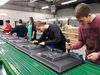 Arbeiten am Fließband: Platinenmontage