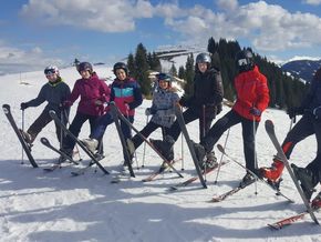 Um auf den Skiern zu bestehen, bedurfte es einiger Übung. 