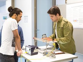 Schüler im Gespräch über ihren Schulalltag — Information aus erster Hand.