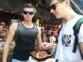 Wir lassen es uns in der Markthalle schmecken.