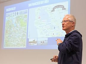 Jens Wenzel berichtet an Hand einer Landkarte über die Besonderheiten und die daraus resulierenden Möglichkeiten der Kleinräumigkeit des Silicon Valleys