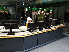 Die Schüler bekommen Erklärungen in der Leitwarte des Müllbunkers.