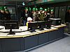 Die Schüler bekommen Erklärungen in der Leitwarte des Müllbunkers.