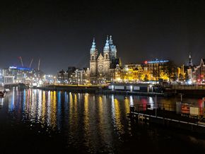 Ein Blick auf die bewundernswerte Stadt bei Nacht. Ein Blick auf die bewundernswerte Stadt bei Nacht.