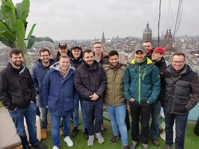 Gruppenfoto an exponierter Stelle, das Dach des Hilton